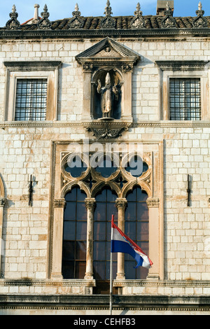 Il Palazzo Sponza che mostra il dettaglio del gotico veneziano di Windows e la statua di San Biagio Dubrovnik Dalmazia Croazia Foto Stock