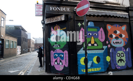 Grafitti sulla parete della fonduta di Bistro Bar in Redchurch Street Shoreditch East End di Londra Inghilterra REGNO UNITO KATHY DEWITT Foto Stock