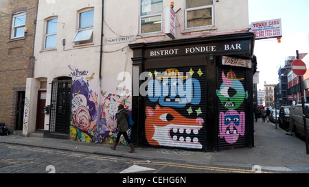 La Fonduta Bistrot Bar closed shop con grafitti sulla possibilità Street e Redchurch Street Shoreditch Tower Hamlets London KATHY DEWITT Foto Stock