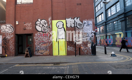 Stik persone arte e grafitti su una parete da Redchurch Street Shoreditch East End di Londra Inghilterra REGNO UNITO KATHY DEWITT Foto Stock