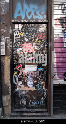 Grafitti su una porta Redchurch Street vicino a Brick Lane, Shoreditch East End di Londra Inghilterra REGNO UNITO Foto Stock