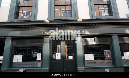 Il Gufo & Pussycat Public House in Redchurch Street Shoreditch East London Inghilterra England Regno Unito KATHY DEWITT Foto Stock