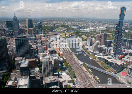 Vista aerea di Melbourne guardando ad est dalla Torre di Rialto lungo la Yarra, con Southbank e l'Eureka Tower a destra. Foto Stock