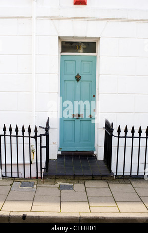 Porta blu su townhouse in fila di case Terrazza, North Laine, Brighton Foto Stock