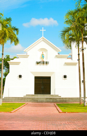 Tradizionale American chiesa bianca in autunno Foto Stock