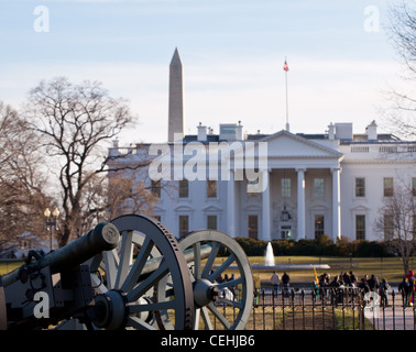 La guerra civile cannoni a guardia della parte anteriore della Casa Bianca con il Monumento a Washington in distanza Foto Stock