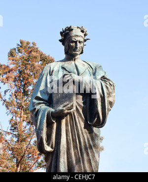 Statua di Dante holding Commedia prenota a Meridian Hill Park a Washington DC Foto Stock