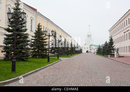 Street Sheykmana e Torre Spassky nel Cremlino di Kazan, Kazan, il Tatarstan, Russia Foto Stock