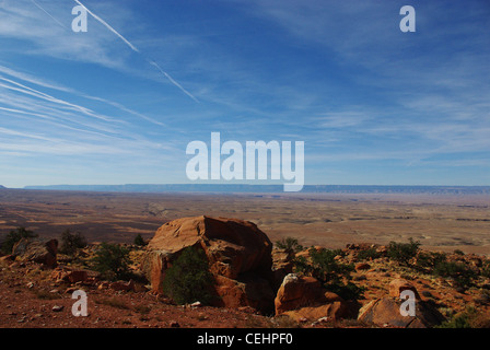 Rocce con vista sulla pianura verso il Grand Canyon North Rim area, Arizona Foto Stock