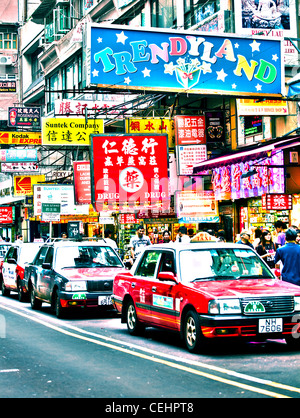 Ritratto di colore di un taxi a Hong Kong,Cina con segni cinesi e una fila di taxi. Foto Stock