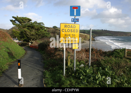 Strada chiusa a causa di erosione costiera segno in carne Beach in Cornwall Inghilterra Foto Stock