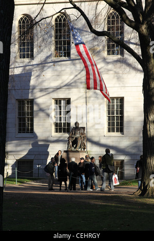 La raccolta dei turisti di fronte alla famosa statua di John Harvard sul campus della Harvard University di Cambridge, MA. Foto Stock