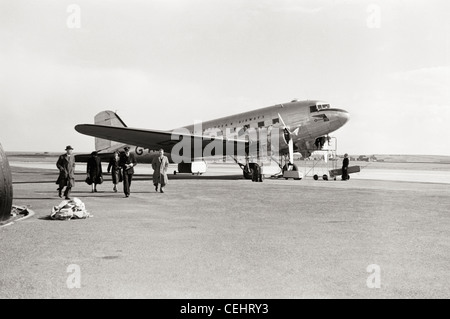 BEA (British European Airways) Douglas Dakota a Ronaldsway aeroporto sull'Isola di Man - probabilmente 1950 Foto Stock