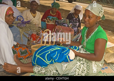 Oceano Indiano, Mayotte, Mamoudzah, donna abiti da cucire sul mercato Foto Stock