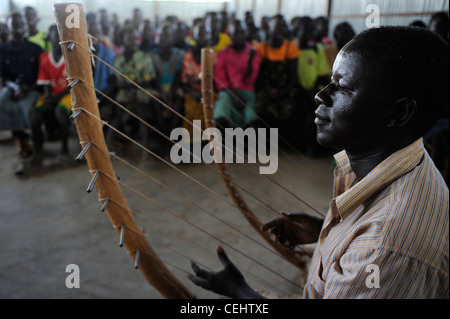 Africa KENYA Regione Turkana, campo di rifugiati di Kakuma , delle prestazioni musicali con Enanga la cetra in legno per i rifugiati Foto Stock