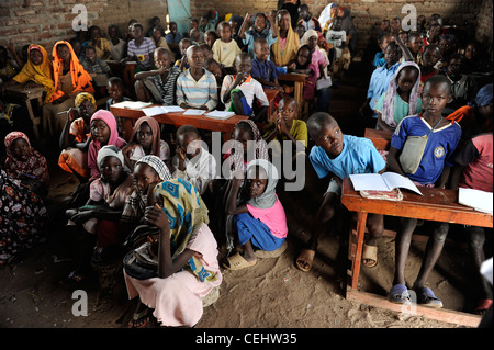 Africa KENYA Regione Turkana, campo di rifugiati di Kakuma , le organizzazioni delle Nazioni Unite come il PAM UNHCR e LWF dare sollievo servizio a 80.000 rifugiati, i bambini rifugiati nella scuola Foto Stock