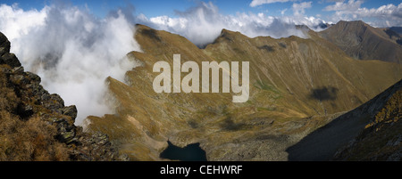 Vista panoramica sui Monti Fagaras cresta principale, con picco di Moldoveanu in background Foto Stock