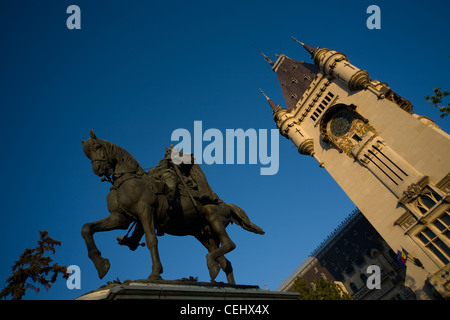 Stefan cel Mare statura di fronte al Palazzo della Cultura, Iasi, Romania Foto Stock