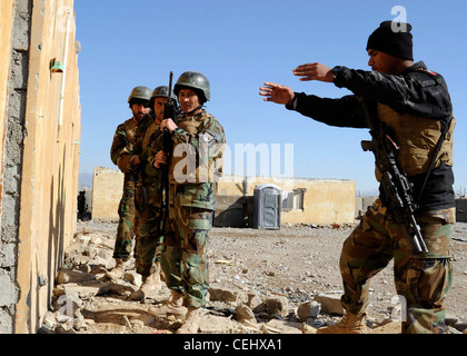 Un istruttore dell'ottavo Commando Kandak fornisce informazioni su altri commando durante un esercizio di formazione nel distretto di Tarin Kowt, provincia di Uruzgan, Afghanistan, febbraio 14. L'ottavo Commando Kandak collabora con le forze di coalizione per le operazioni speciali per condurre operazioni in tutte le province di Uruzgan e Zabul. Foto Stock