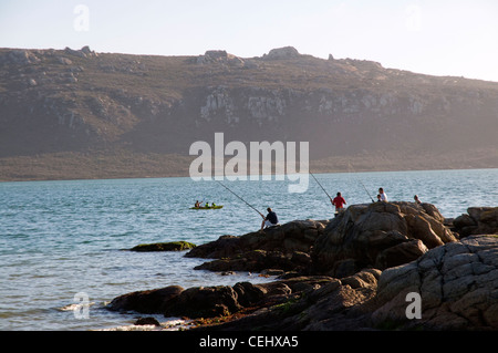 La pesca sulle rocce,Knysna,Garden Route, Provincia del Capo occidentale Foto Stock