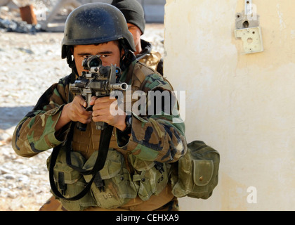 Un soldato dell'ottavo Commando Kandak libera una stanza durante un esercizio di addestramento nel distretto di Tarin Kowt, provincia di Uruzgan, Afghanistan, febbraio 14. L'ottavo Commando Kandak collabora con le forze di coalizione per le operazioni speciali per condurre operazioni in tutte le province di Uruzgan e Zabul. Foto Stock