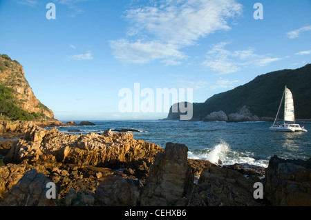 Barca andando a Knysna Head,Knysna,Garden Route,Provincia del Capo occidentale Foto Stock