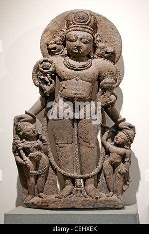 Scultura in pietra del periodo Lohara del XII secolo del Vaikuntha Chaturmurti Vishnu, a quattro facce, originaria di Verinag, Jammu e Kashmir, India. Foto Stock