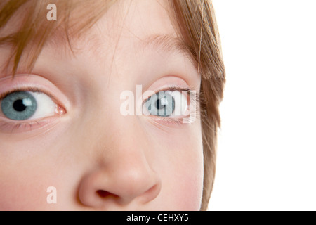 Occhio del bambino, close-up del ragazzo con gli occhi blu. kid's faccia con focus su iris e naso Foto Stock