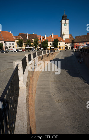 Vista del minor Square a Sibiu con il Consiglio la torre e la strada di bugiardi' Bridge Foto Stock