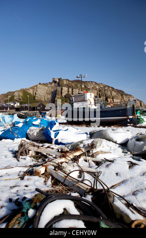 La pesca a strascico sulla spiaggia in Hastings. Macchine per l'agricoltura nella neve Foto Stock