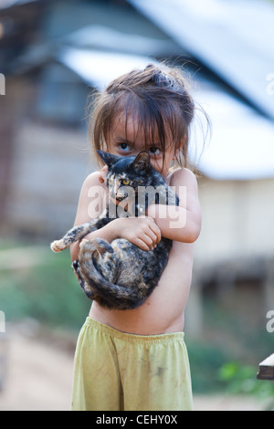 Giovane ragazza Laos giocando con un gatto Foto Stock