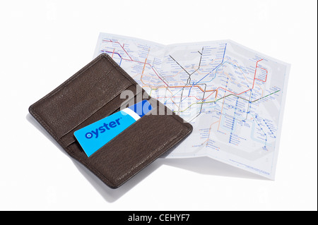 Un Oyster card in un cuoio il titolare della carta e di un tubo di Londra mappa Foto Stock