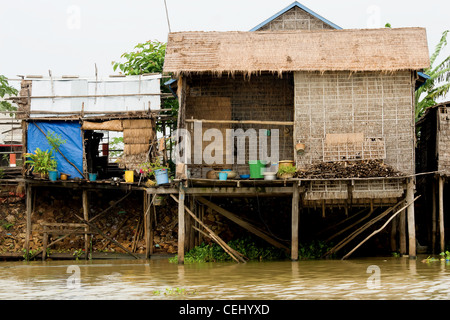 Pescatori tradizionali case in legno su palafitte. Lago Tonle Sap in Cambogia, Kompong Khleang village. Foto Stock