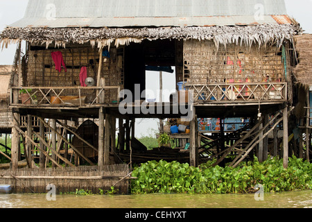 I pescatori tradizionali di casa in legno su palafitte. Lago Tonle Sap in Cambogia, Kompong Khleang village. Foto Stock