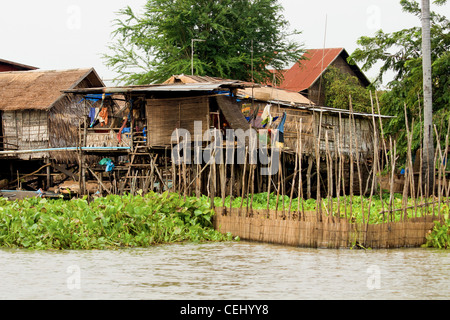 Pescatori tradizionali case in legno su palafitte, Lago Tonle Sap in Cambogia, Kompong Khleang village. Foto Stock