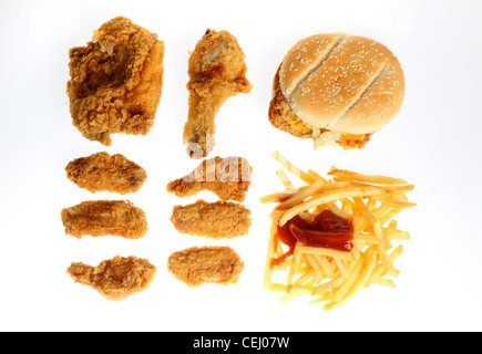 Il fast food, nutrizione. Diversi prodotti da fast food. Hamburger, patatine fritte, pepite di pollo, KFC, Kentucky Fried Chicken prodotti. Foto Stock