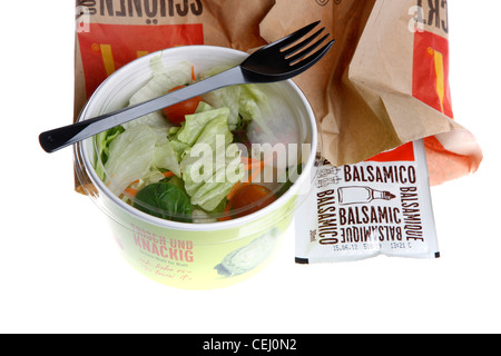 Il fast food, nutrizione. Piccolo giardino di insalata, per prendere il via con un condimento balsamico. McDonalds, fast food ristorante della catena. Foto Stock