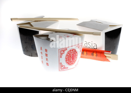 Nutrizione, fast food. Cibo asiatico, per tener lontano. Noodle e piatti a base di riso in una scatola di carta, con bacchette. Foto Stock