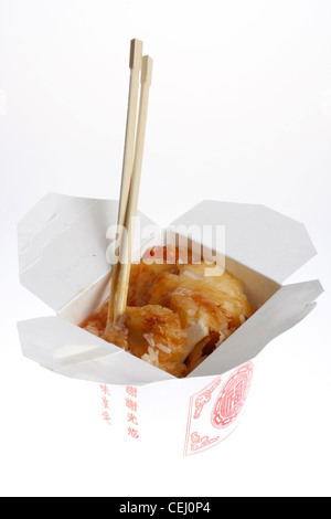 Nutrizione, fast food. Cibo asiatico, per tener lontano. Noodle e piatti a base di riso in una scatola di carta, con bacchette. Foto Stock