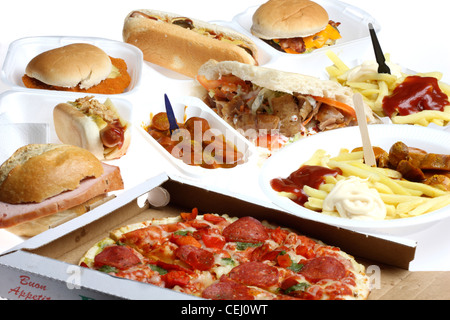 Nutrizione. La compilazione, la composizione di diversi fast food piatti. Hot Dog, Cheeseburger, kebab Turco, pizza, salsicce, sandwich. Foto Stock