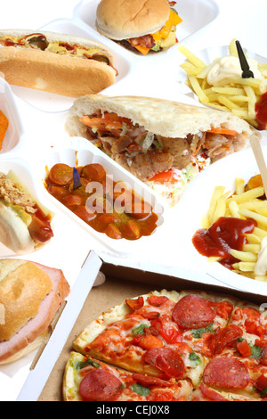 Nutrizione. La compilazione, la composizione di diversi fast food piatti. Hot Dog, Cheeseburger, kebab Turco, pizza, salsicce, sandwich. Foto Stock