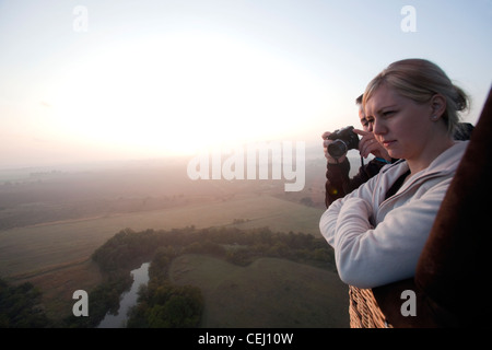 I turisti in pallone basket,Bill Harrops Balloon Safaris,Magaliesberg,nord ovest della provincia Foto Stock