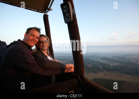 I turisti in pallone basket,Bill Harrops Balloon Safaris,Magaliesberg,nord ovest della provincia Foto Stock