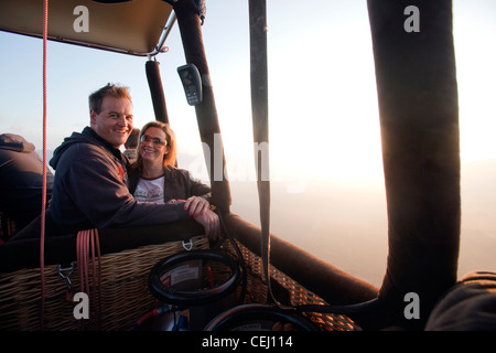 I turisti in pallone basket,Bill Harrops Balloon Safaris,Magaliesberg,nord ovest della provincia Foto Stock