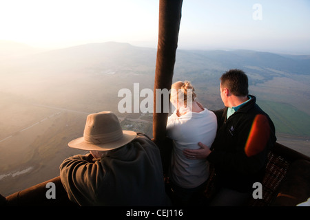 I turisti in pallone basket,Bill Harrops Balloon Safaris,Magaliesberg,nord ovest della provincia Foto Stock