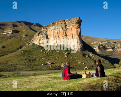 Coppia avente un picnic,Golden Gate National Park,Libero Stato Provincia,Sud Africa. Foto Stock