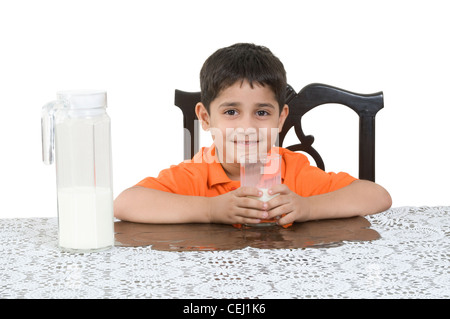 Un ragazzo con in mano un bicchiere Foto Stock