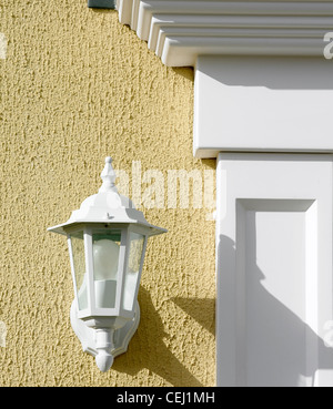 Montato a parete bianco luce portico. Foto Stock