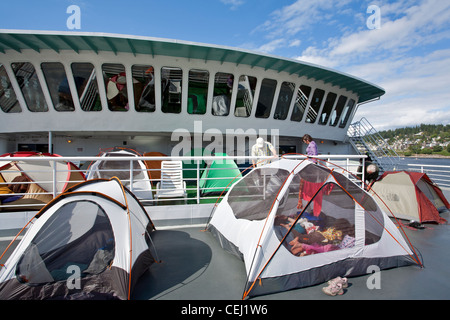 Le tende si accamparono sul ponte della Columbia ferry. Traghetto da Bellingham (Washington) in Alaska. Passaggio interno. Stati Uniti d'America Foto Stock