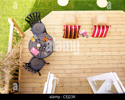Vista in pianta del legno decking in giardino. Foto Stock